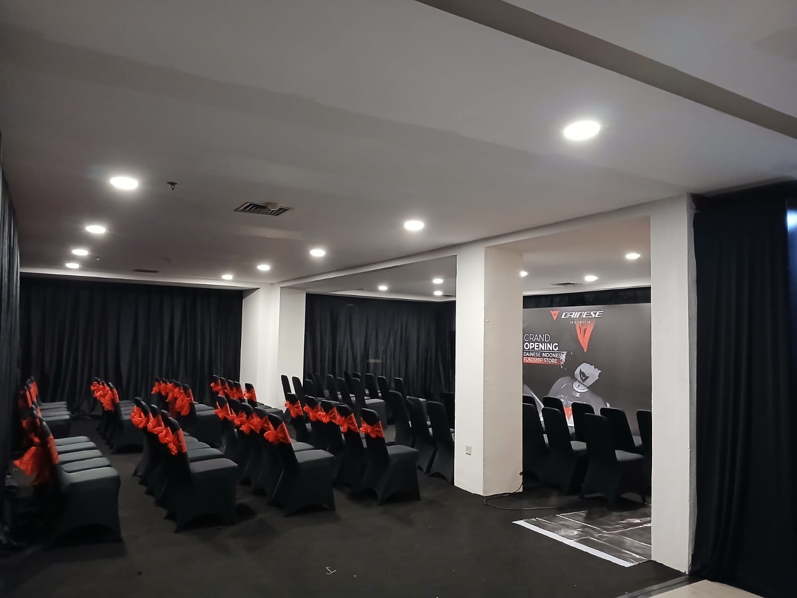 Gambar: Sewa Kursi di Harris Hotel & Conventions Summarecon Bekasi – Rental Jabodetabek