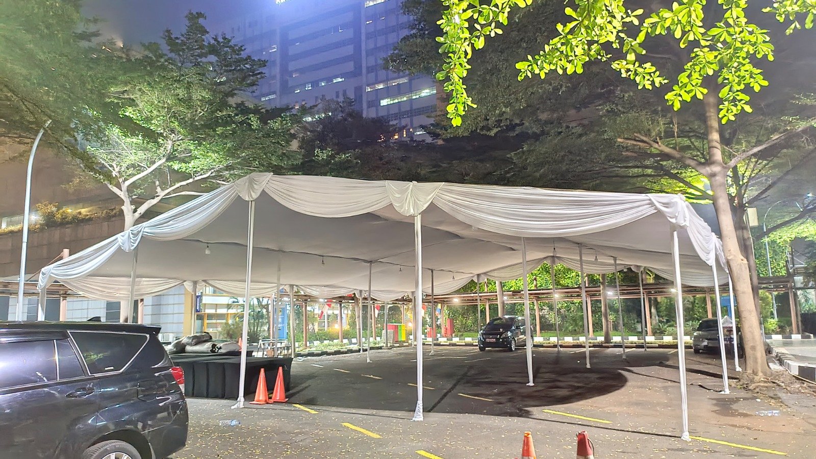 Gambar: Sewa Tenda di Basket Hall Senayan – Jakarta Pusat | Rental Jabodetabek by Gaharu Production