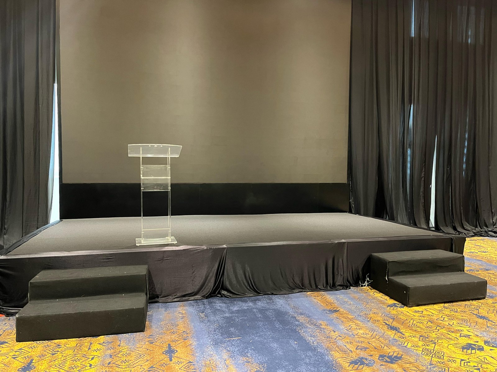 Sewa Podium di Sultan Hotel & Residence Jakarta Ballroom — Senen / Pramuka Area | Rental Jabodetabek by Gaharu Production