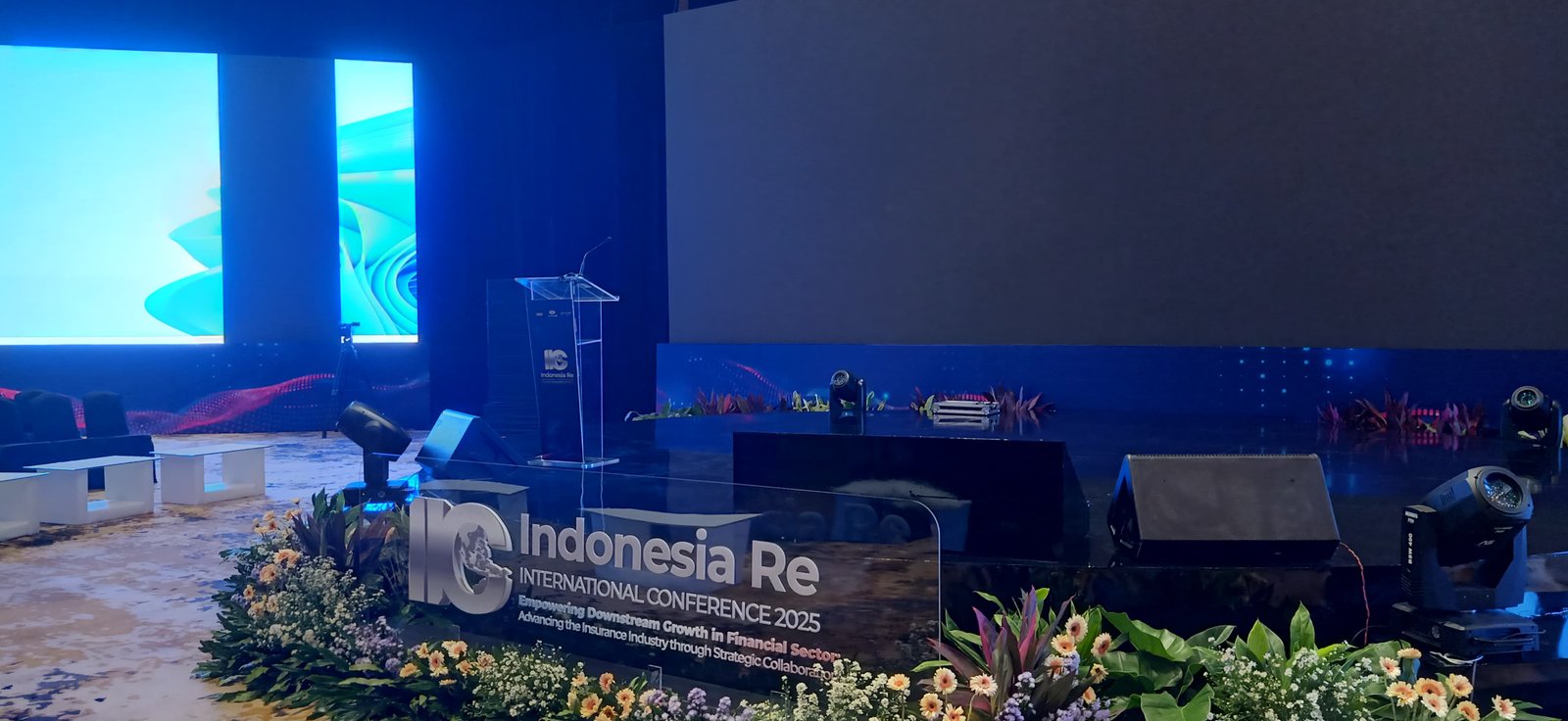 Sewa Podium di Sultan Hotel & Residence Jakarta Ballroom — Senen | Rental Jabodetabek by Gaharu Production