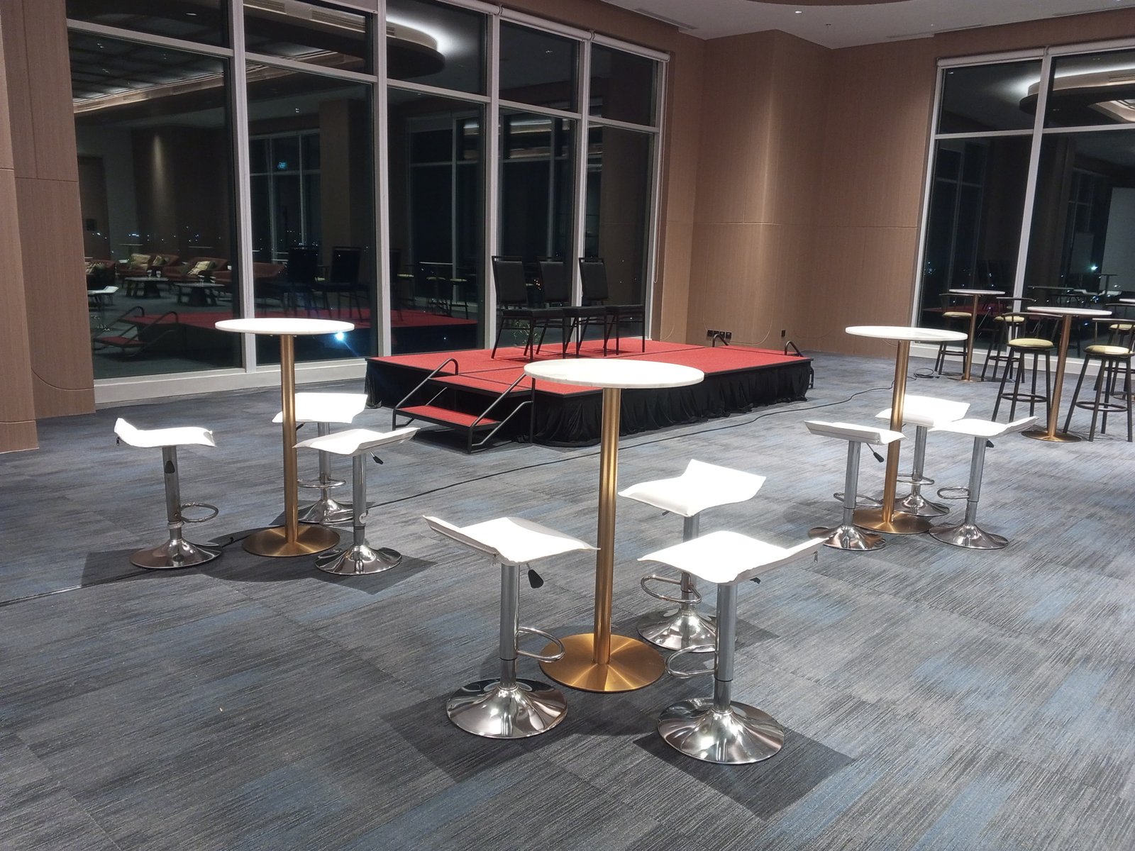 Gambar: Sewa Barstool & Kursi Bar di The Ritz-Carlton Jakarta, Pacific Place – Sudirman