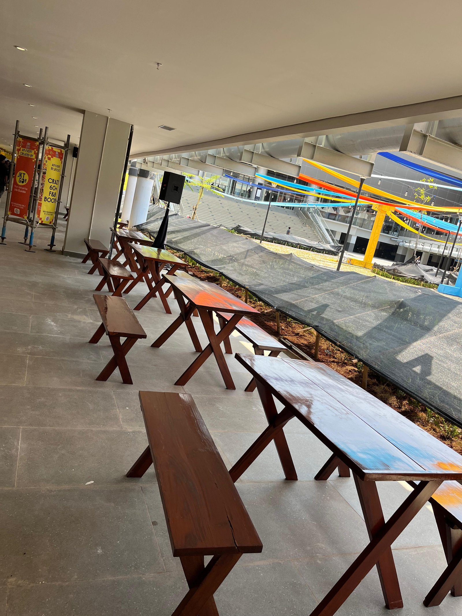 Gambar: Sewa Kursi & Meja Taman Set Gandaria City Hall – Jakarta Selatan | Rental Jabodetabek by Gaharu Production