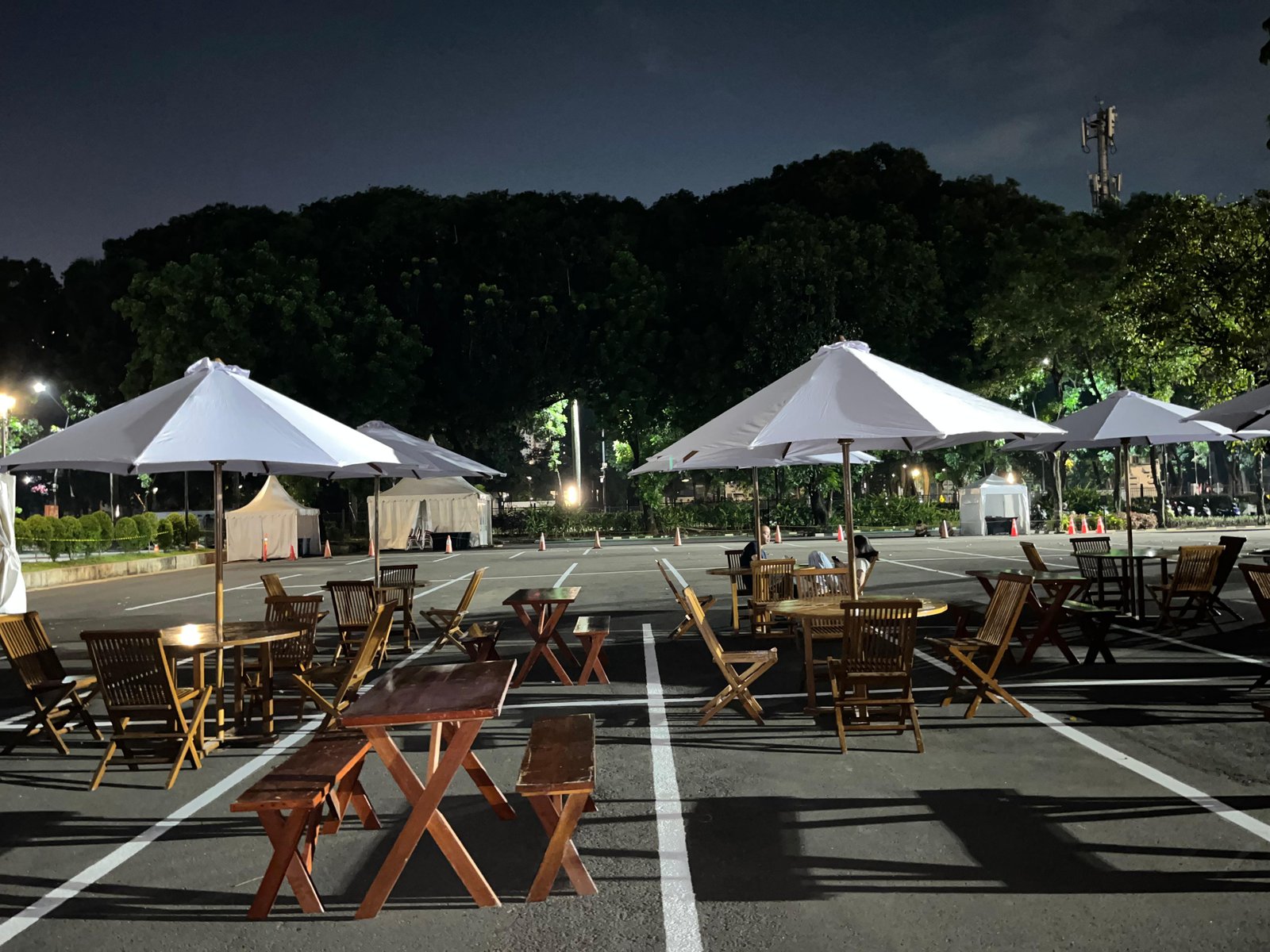 Gambar: Sewa Kursi & Meja Taman Set Mall Kelapa Gading (MKG) – Jakarta Utara | Rental Jabodetabek by Gaharu Production